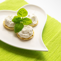 Finger Food Kräuter Quark Häppchen Basillikum Blatt Dill Kräuter auf Herz Teller