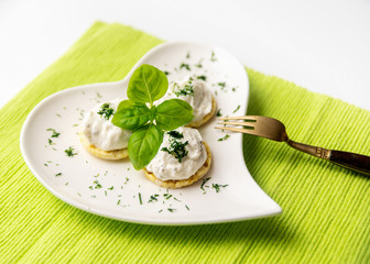 Finger Food Kr&auml;uter Quark H&auml;ppchen Basillikum Blatt Dill Kr&auml;uter auf Herz Teller