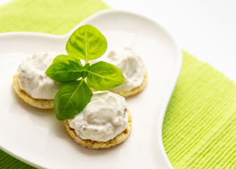 Finger Food Kräuter Quark Häppchen Basillikum Blatt Dill Kräuter auf Herz Teller