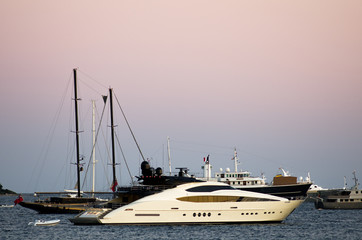 Fototapeta premium Sailing yachts and motor-boats off the Côte d'Azur coast in the saint raphael gulf, South of France, Europe
