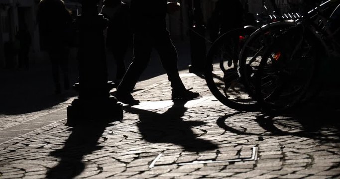 Silhouette Di Persone Che Camminano