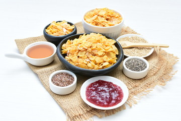 Cereal flakes without sugar, accompanied by seeds, jam and honey