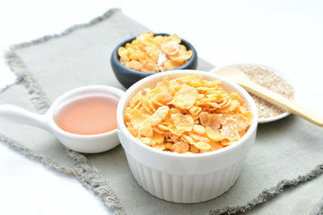 Cereal flakes without sugar, accompanied by seeds, jam and honey