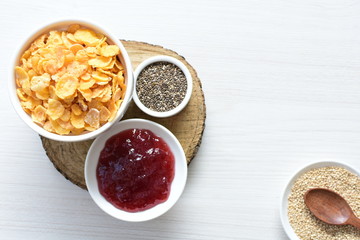 Cereal flakes without sugar, accompanied by seeds, jam and honey