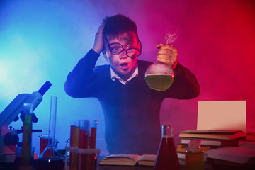Plakat Child doing chemical research in laboratory. Dangerous experiment