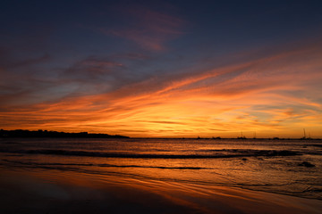 Obraz premium Bright beach sunset in Tamarindo, Costa Rica