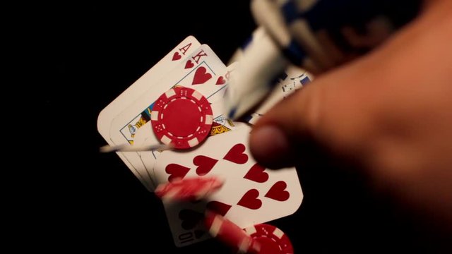 Juego de naipes con fichas apuestas diversi&oacute;n pasatiempo