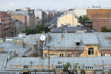 Fototapeta na wymiar View of the rooftops of the central district of St. Petersburg and part of the street