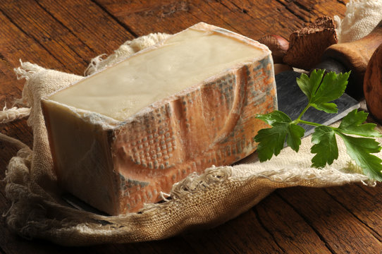 Formaggio Taleggio ft0202_3566 Taleggio cheese