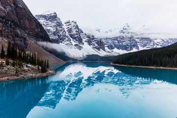 Fototapeta premium Moraine Lake in Banff National Park 
