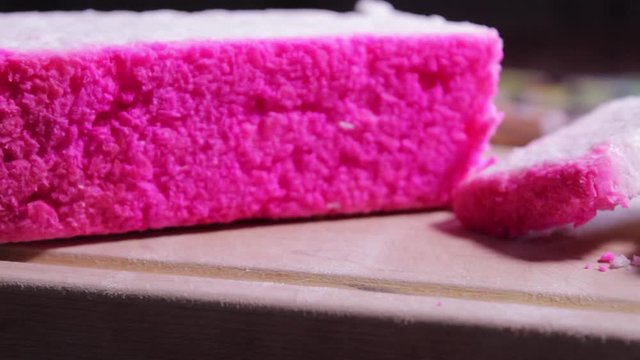 Alcanfor Alfajor Turr&oacute;n de Coco Dulce tradicional Mejicano delicioso en tabla de madera