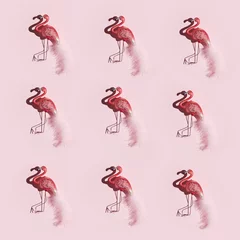 Foto op Plexiglas Veel glamoureuze roze flamingo& 39 s op een roze achtergrond. Patroon met vogels met harde schaduwen op papier. © oes