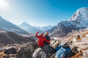 Cercles muraux Ama Dablam Jeune couple se réjouissant de l& 39 itinéraire de trekking du camp de base de l& 39 Everest près de Dughla 4620m. Les routards ont laissé des sacs à dos et des bâtons de randonnée et profitant de la vue sur la vallée avec le pic Ama Dablam 6812m et le To