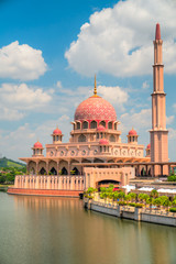 Fototapeta premium Putra Mosque in Kuala Lumpur, Malaysia.