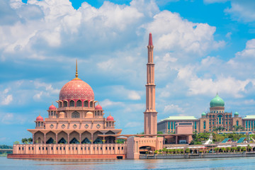 Fototapeta na wymiar Putra Mosque in Kuala Lumpur, Malaysia.