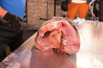 マグロの解体ショー