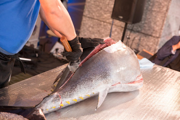 マグロの解体ショー