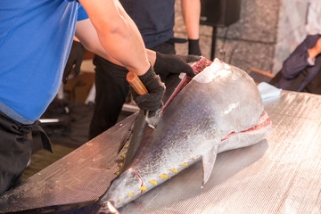 マグロの解体ショー