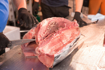 マグロの解体ショー