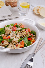 Brown pasta with vegetables