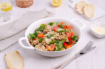 Brown pasta with vegetables