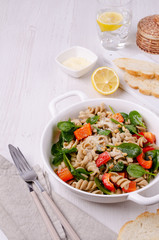 Brown pasta with vegetables