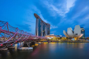 Fototapeten Singapore - February 6, 2020: skyline of singapore by the marina bay with the famous landmark of singapore: sands, helix, and artscience museum © Richie Chan