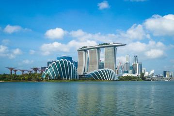 singapore - 3 februari 2020: skyline van singapore aan de jachthavenbaai met iconisch gebouw zoals supertree, marina bay sands, artscience museum.