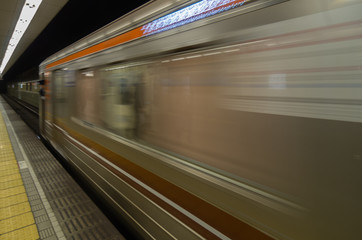 Obraz na płótnie Canvas Tokyo subway station platform with motion blurred train