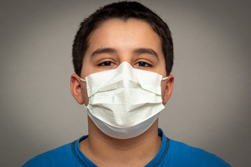 Junger Mann mit Maske virus und staub frei grauer Hintergrund 