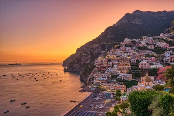 Keuken foto achterwand Positano strand, Amalfi kust, Italië Het beroemde dorp Positano aan de Italiaanse kust van Amalfi na zonsondergang
