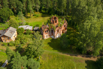 Obraz premium Top view of the destroyed Church of the Iveron Icon of the Mother of God. Lykoshino village, Tver region, Russia
