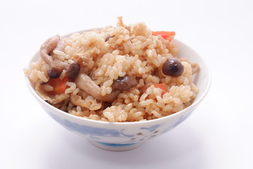 玄米の炊き込みご飯、　にんじん,しめじ,揚げ豆腐を混ぜた玄米炊き込みご飯。