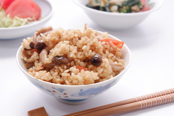 玄米の炊き込みご飯、　にんじん,しめじ,揚げ豆腐を混ぜた玄米炊き込みご飯。