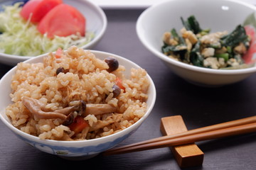 玄米の炊き込みご飯、　にんじん,しめじ,揚げ豆腐を混ぜた玄米炊き込みご飯。
