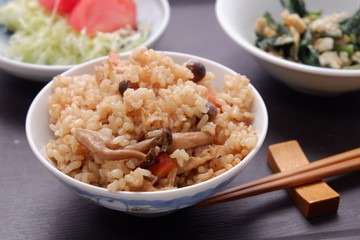 玄米の炊き込みご飯、　にんじん,しめじ,揚げ豆腐を混ぜた玄米炊き込みご飯。