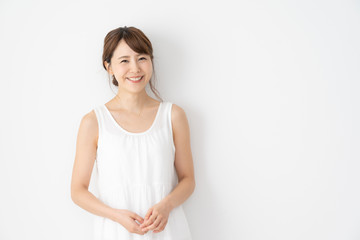 女性　白ワンピース