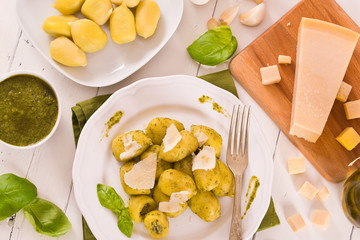 Potato gnocchi stuffed with pesto sauce.