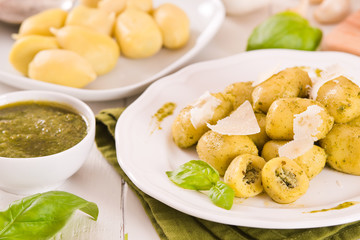 Potato gnocchi stuffed with pesto sauce.