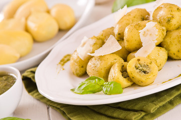 Potato gnocchi stuffed with pesto sauce.
