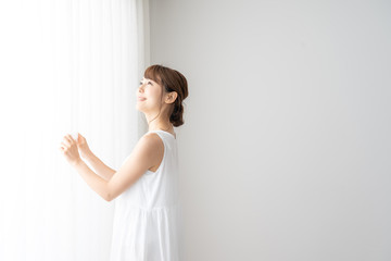 女性　白ワンピース