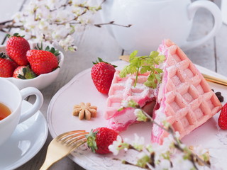 イチゴのワッフルケーキでティータイム