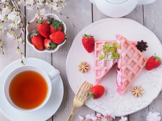 イチゴのワッフルケーキでティータイム