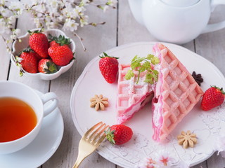 イチゴのワッフルケーキでティータイム