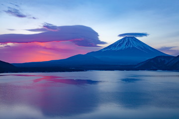 富士山と朝焼け雲、山梨県本栖湖にて