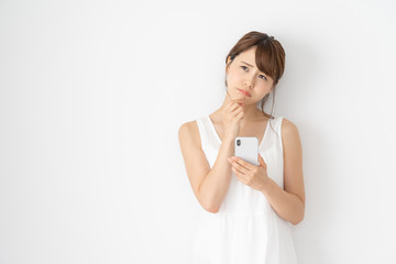 女性　白ワンピース