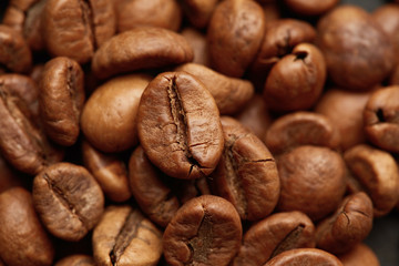 Naklejka premium Roasted coffee beans close up. Espresso dark, aroma, black caffeine drink