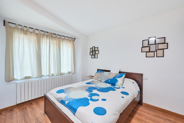 Fototapeta na wymiar white king size bedroom with parquet flooring