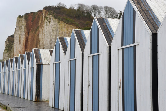 Cabanes en bois, cabines de plage bleues et noires sur la plage de galets d'Yport en Normandie, France
