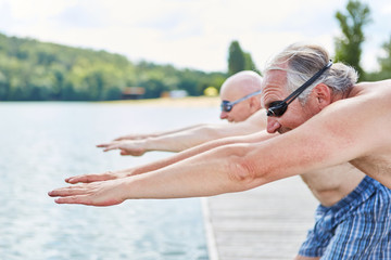 Zwei vitale Senior Männer auf dem Steg am See